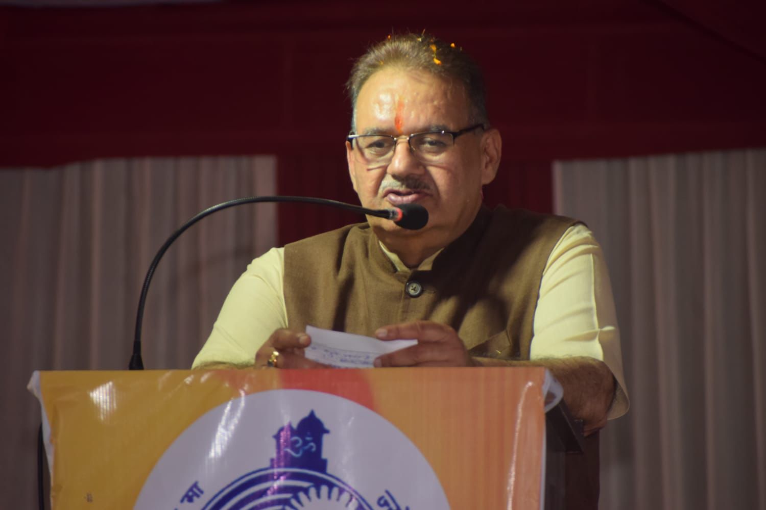 डीएवी पीजी कॉलेज के छात्रसंघ समारोह में छात्र-छात्राओं को संबोधित करते कैबिनेट मंत्री गणेश जोशी