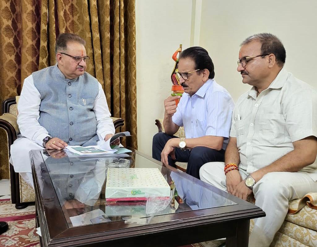 नई दिल्ली में कोसांब के अधिकारियों के साथ बैठक करते राष्ट्रीय राज्य कृषि विपणन बोर्ड के अध्यक्ष गणेश जोशी