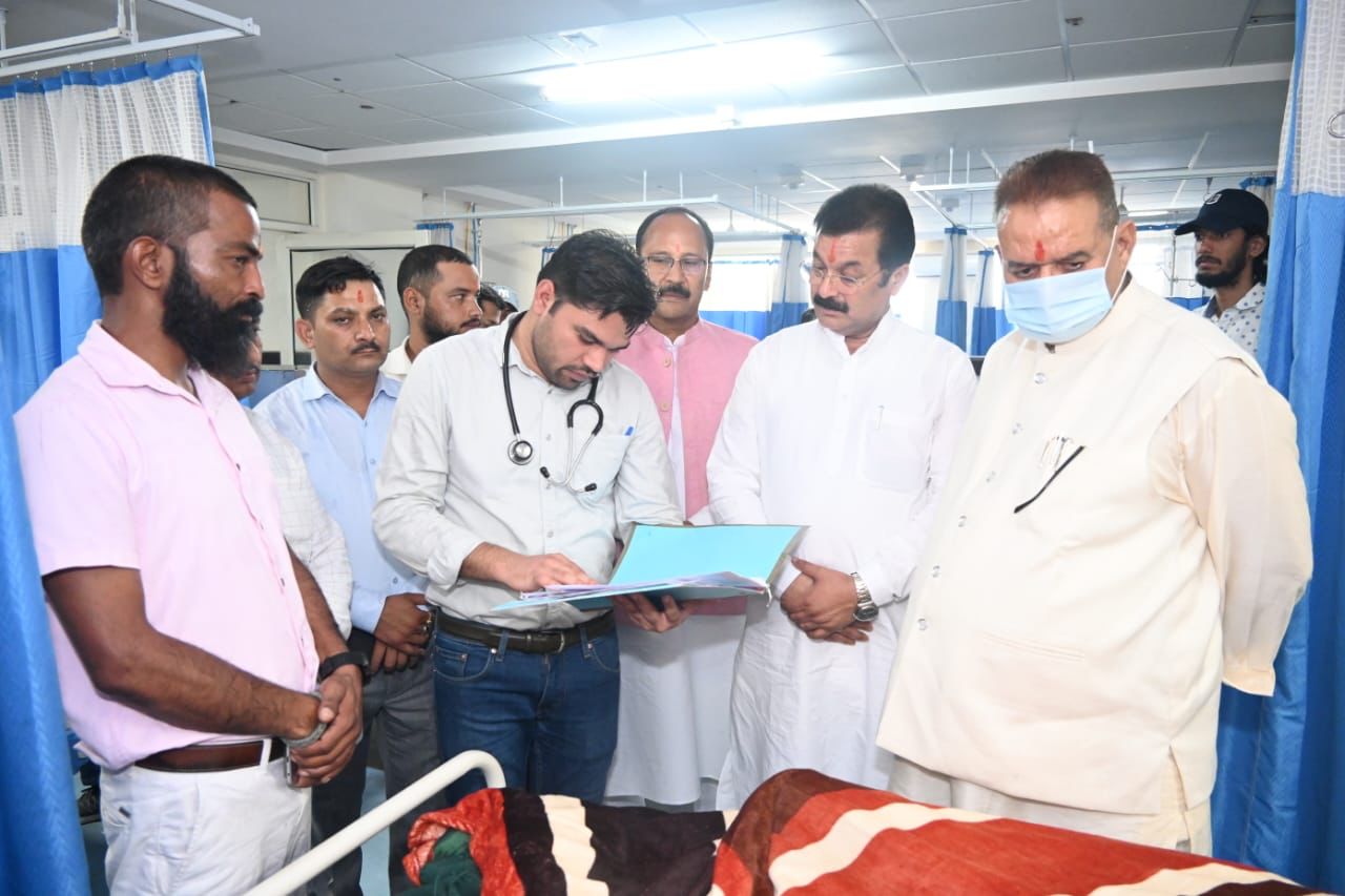 सोबन सिंह जीना बेस चिकित्सालय अल्मोड़ा पहुंचे मंत्री गणेश जोशी, भाजपा नेता दिनेश गैड़ा की माता का जाना हाल, शीघ्र स्वास्थ्य लाभ की कामना