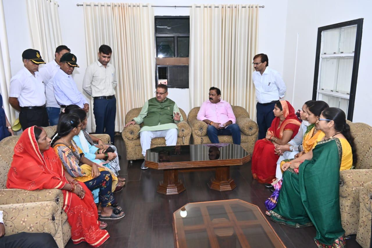पंतनगर में समूह की महिलाओं ने ग्राम्य विकास मंत्री गणेश जोशी से मुलाकात कर धन्यवाद किया ज्ञापित
