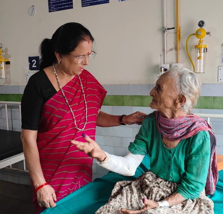 बेटे,बहु और नाती ने मिलकर पीटा 90 वर्ष से अधिक उम्र की वृद्ध महिला को- महिला आयोग की अध्यक्ष ने दिए कार्यवाही के निर्देश, मौके पर किया अस्पताल का निरीक्षण