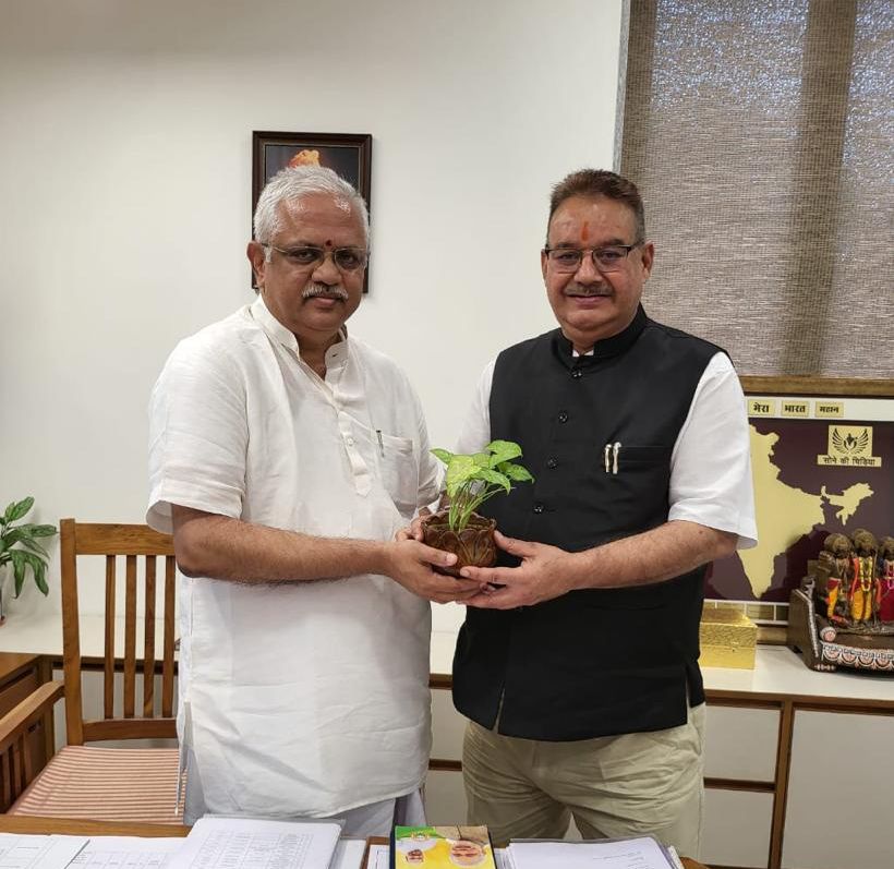 नईं दिल्ली में भाजपा के राष्ट्रीय संगठन महामंत्री बीएल संतोष से शिष्टाचार भेंट करते मंत्री गणेश जोशी