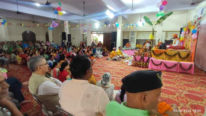 महानगर अध्यक्ष सिद्धार्थ उमेश अग्रवाल ने शिव मंदिर समिति रजिस्टर्ड अजबपुर कला मंदिर में कथा वाचक पूज्य आचार्य राकेश गॉड के द्वारा शिव महापुराण कथा को सुनने का सौभाग्य प्राप्त हुआ