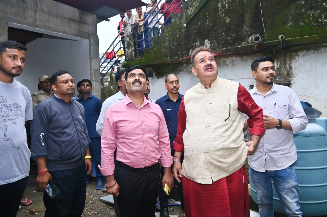 राजपुर के सुमन नगर में बारिश से हुए नुक़सान का निरीक्षण करते कैबिनेट मंत्री गणेश जोशी