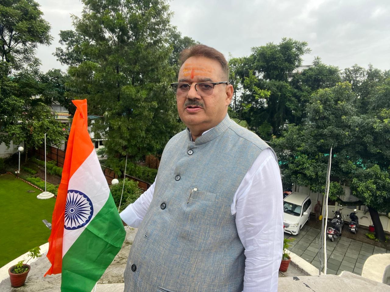 हर घर तिरंगा अभियान के तहत कैबिनेट मंत्री गणेश जोशी ने अपने आवास पर लगाया तिरंगा झंडा