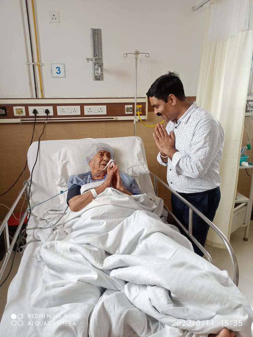 एडीएम ने जाना लक्ष्मी देवी का हाल