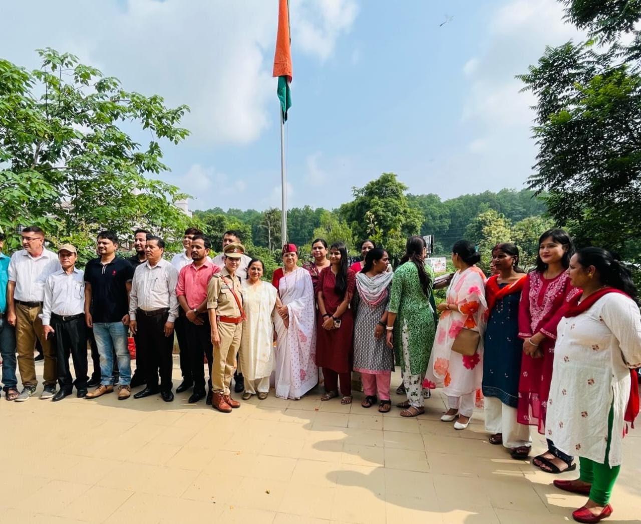 महिला आयोग की अध्यक्ष ने स्वतंत्रता दिवस पर महिला सशक्तिकरण व बाल विकास निदेशालय देहरादून में तिरंगा फहराकर दी बधाई व शुभकामनाएं