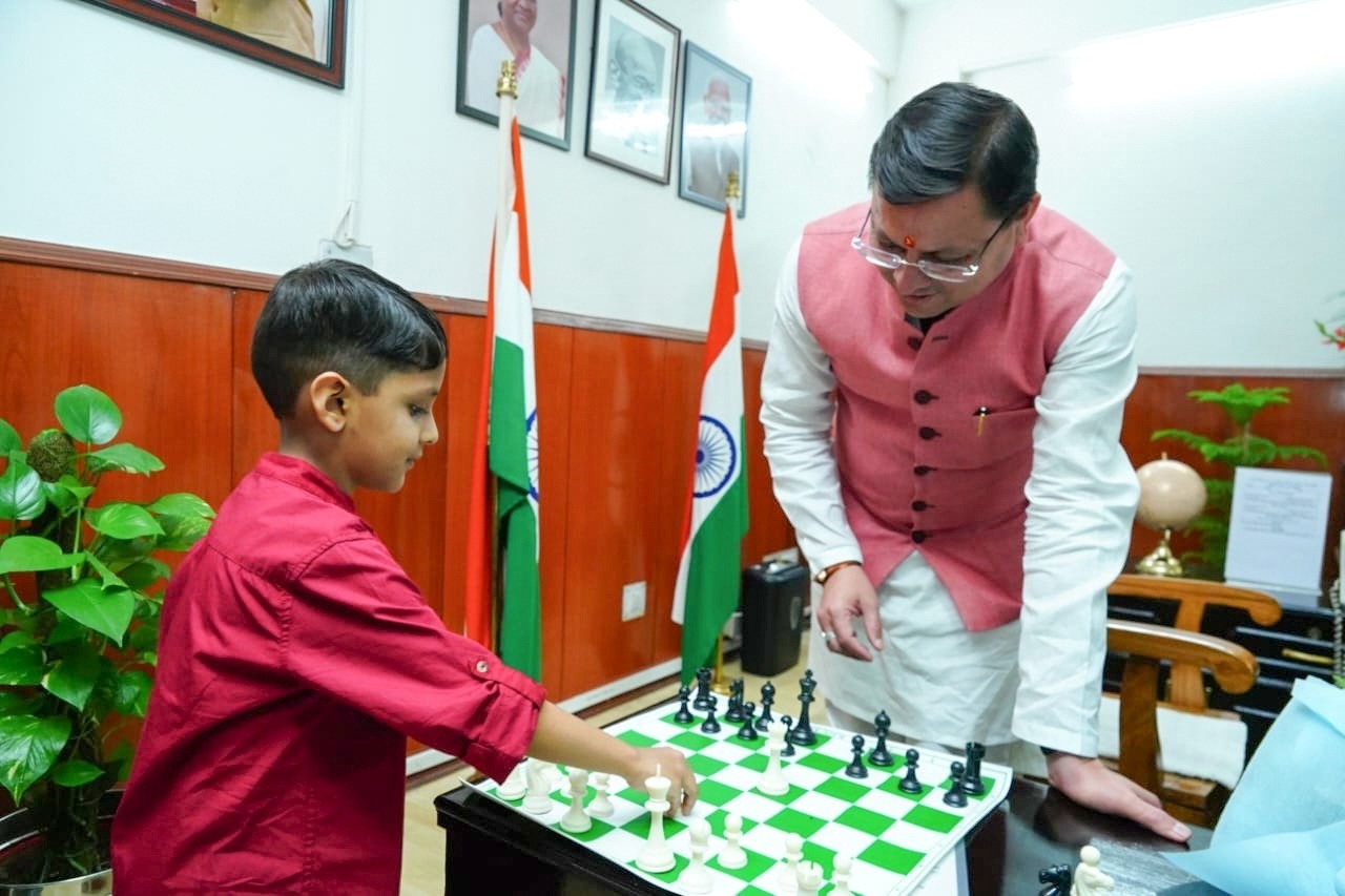तेजस तिवारी को सबसे कम उम्र का शतरंज खिलाड़ी घोषित कर किया गया सम्मानित
