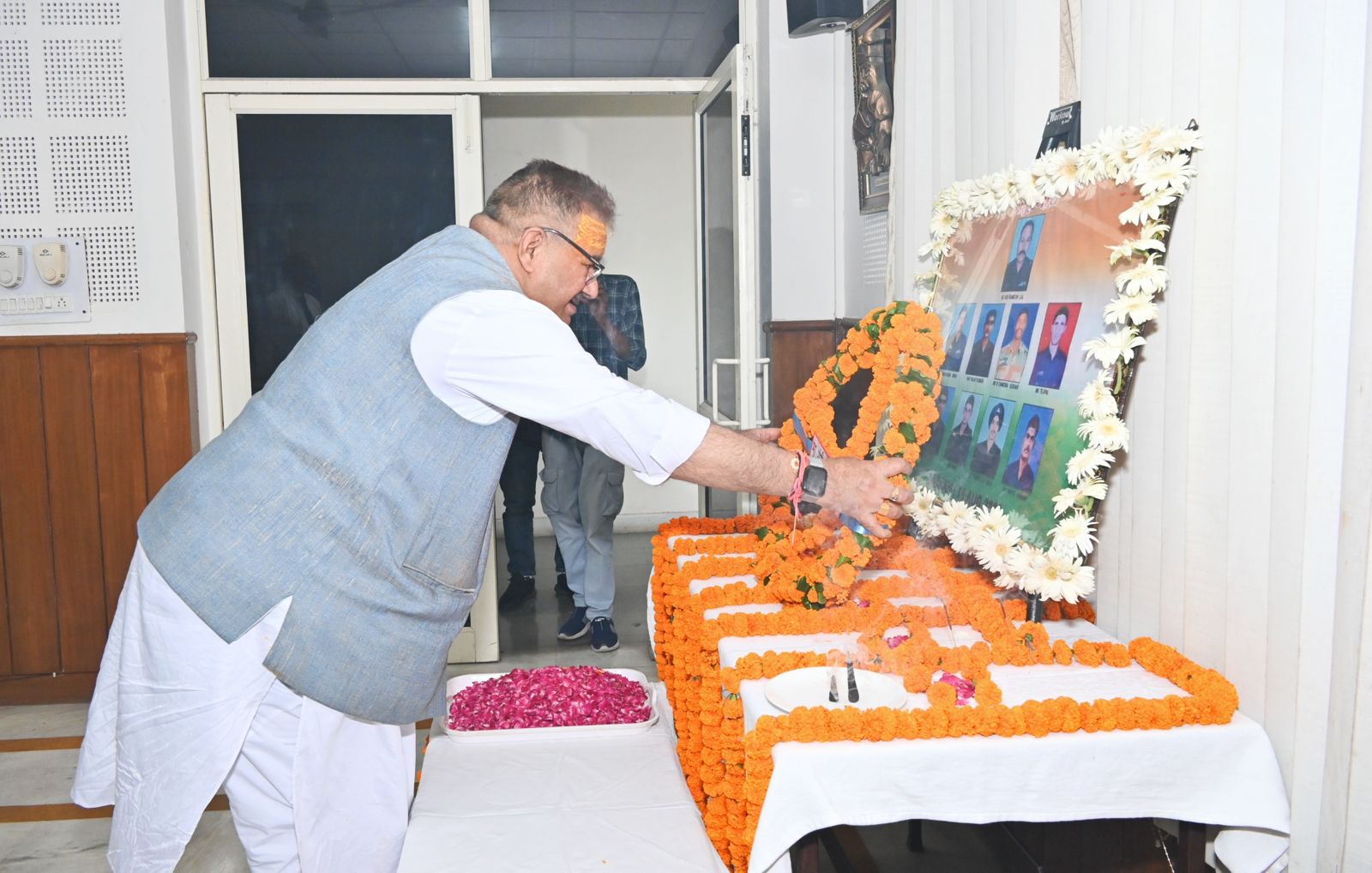 लद्दाख में हुए दुर्भाग्यपूर्ण घटना में शहीद हुए भारतीय सेना के जवानों को भावपूर्ण श्रद्धांजलि अर्पित करते सैनिक कल्याण मंत्री गणेश जोशी