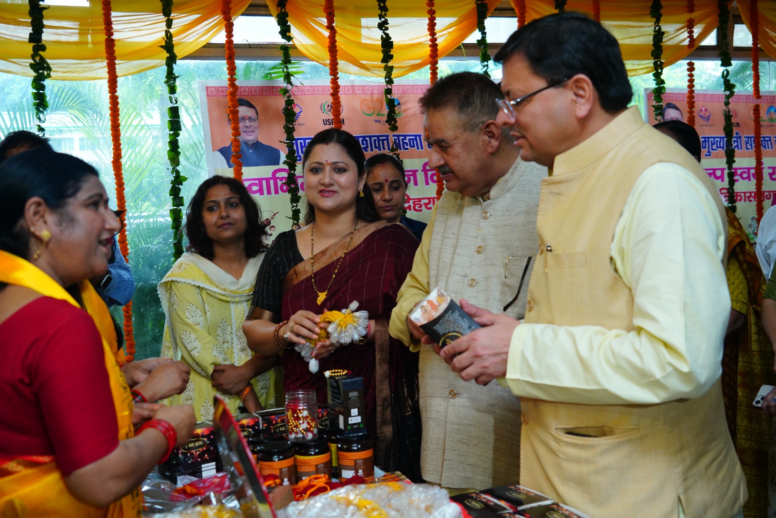 मुख्यमंत्री पुष्कर सिंह धामी ने किया महिला स्वयं सहायता समूहों द्वारा लगाये गये राखी के स्टॉलों का अवलोकन