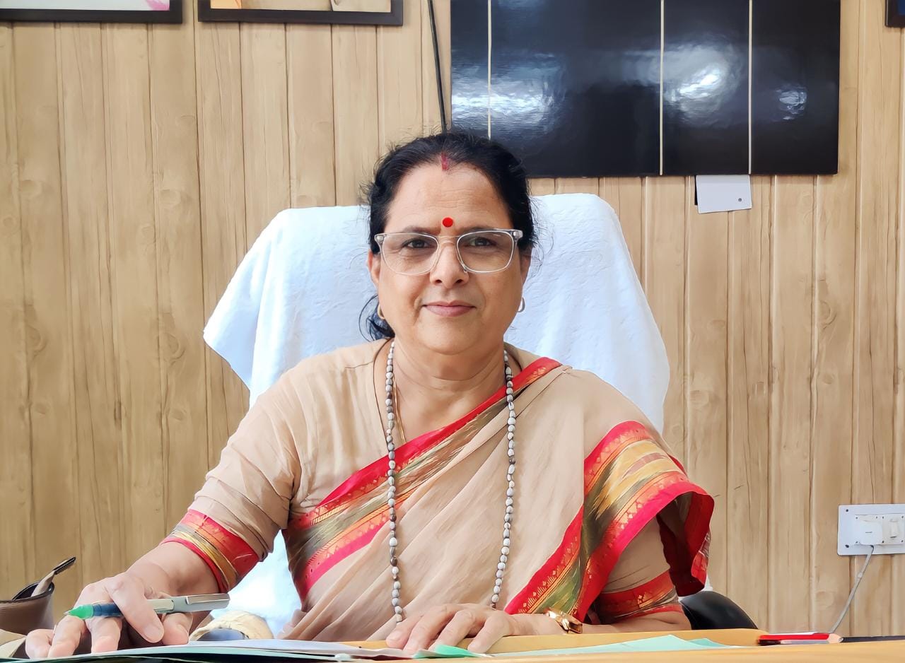 मुख्यमंत्री के द्वारा महिला स्वयं सहायता समूह की बहनों को विकासखण्ड स्तर पर बाजार उपलब्ध कराने की पहल का महिला आयोग की अध्यक्ष ने किया स्वागत