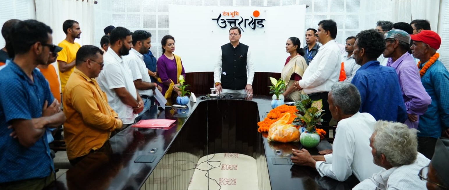 मुख्यमंत्री ने किसानों को वितरित की मुआवज़े की धनराशि
