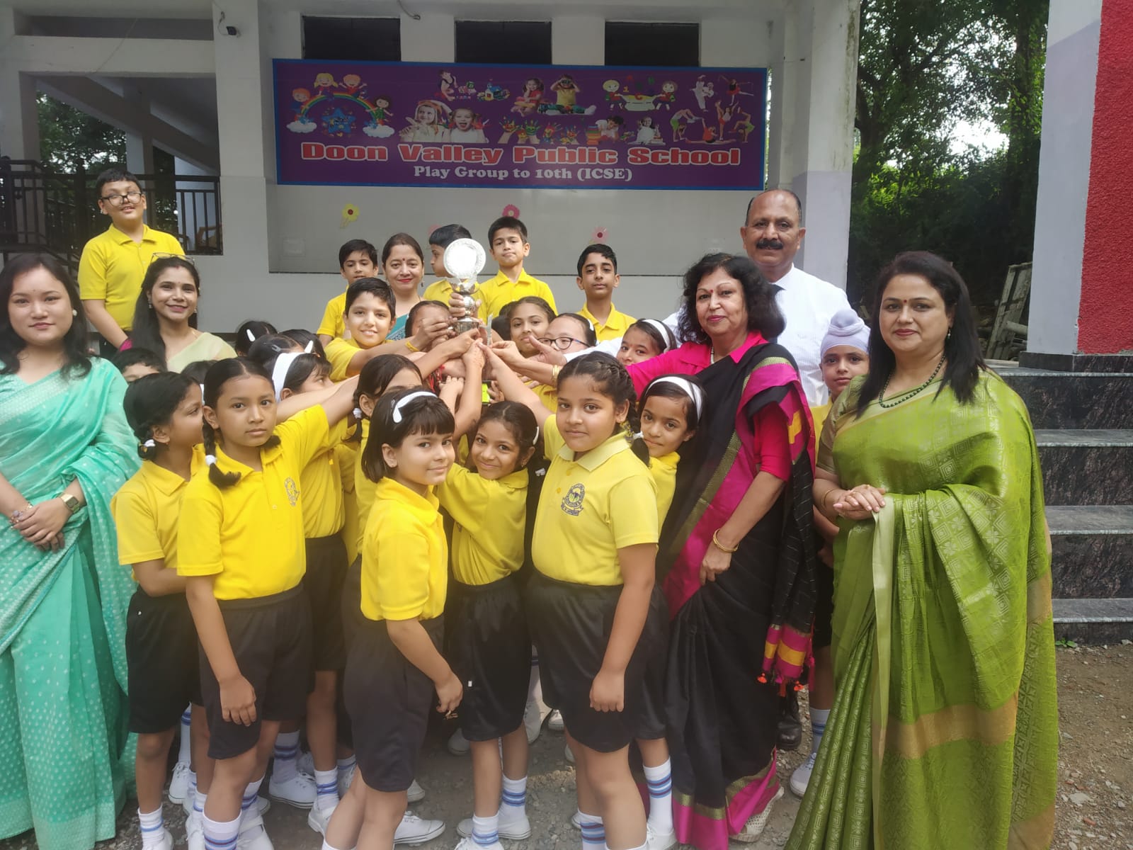 दून वैली पब्लिक स्कूल में आयोजित हुई वार्षिक अन्तर सदन कविता पाठ प्रतियोगिता
