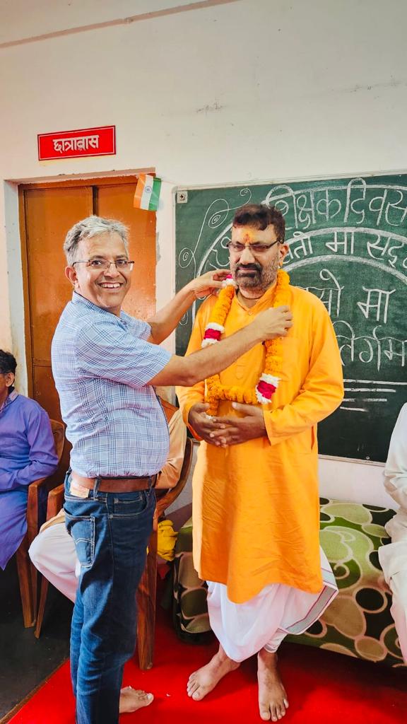 शिक्षक दिवस पर परशुराम चतुर्वेद विद्यालय के आचार्यों, अध्यापक / अध्यापिकाओं को वैदिक ब्राह्मण सभा के द्वारा सम्मानित किया