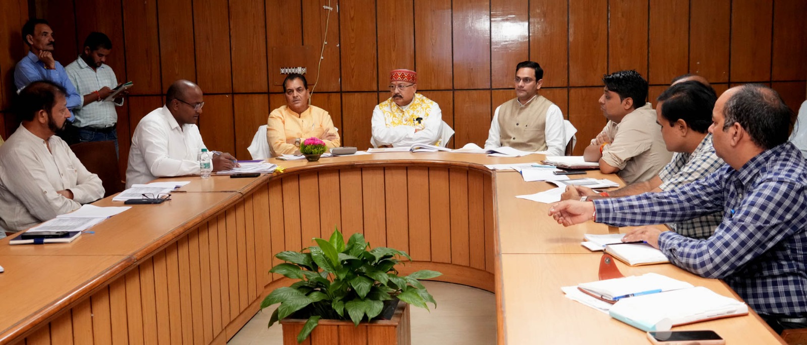 निराश्रित पशुओं हेतु गोशाला शरणालय हाउस की स्थापना व संचालन के संबंध में आयोजित बैठक में प्रतिभाग करते हुए शहरी विकास मंत्री डॉ प्रेमचन्द अग्रवाल,  पंचायती राज मंत्री सतपाल महाराज एवं पशुपालन मंत्री सौरभ बहुगुणा