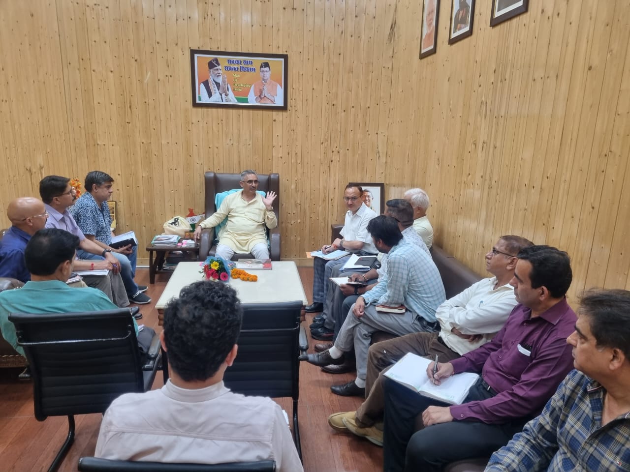 महापौर हुए अधिकारियों पर सख्त, कहा गड्ढे भरो या फिर रहो कार्यवाही-चालान के लिए तैयार