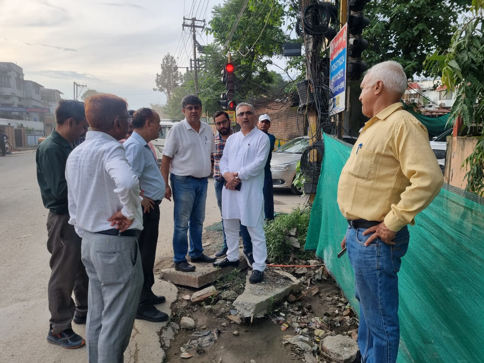 विभागों को दिए गए 24 घंटे के अल्टीमेटम के बाद महापौर उतरे सड़कों पर
