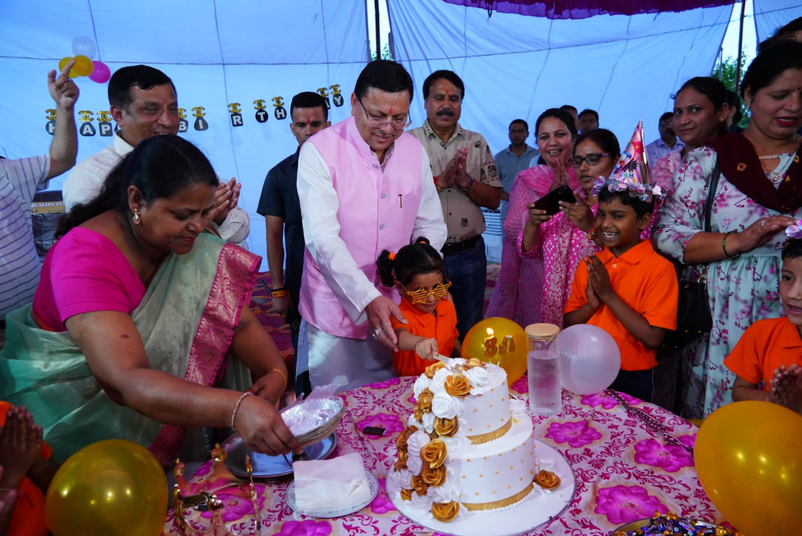 मुख्यमंत्री ने अपने जन्मदिन की पूर्व संध्या पर छात्रावास के बच्चों के साथ केक काटा