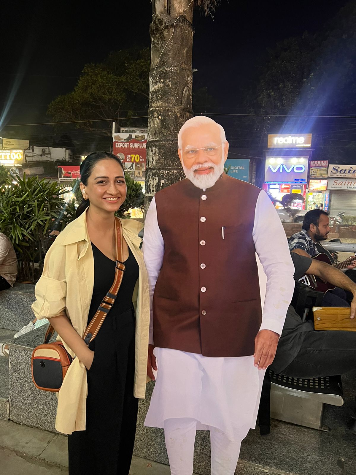 एमडीडीए काम्प्लेक्स घंटाघर में युवाओं ने प्रधानमंत्री मोदी के जन्मदिन पर पढ़ी हनुमान चालीसा