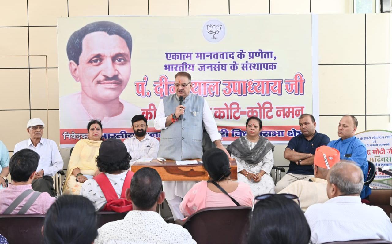 पं० दीनदयाल उपाध्याय की जयंती उन्हे भावपूर्ण स्मरण कर श्रद्धासुमन अर्पित करते कैबिनेट मंत्री गणेश जोशी