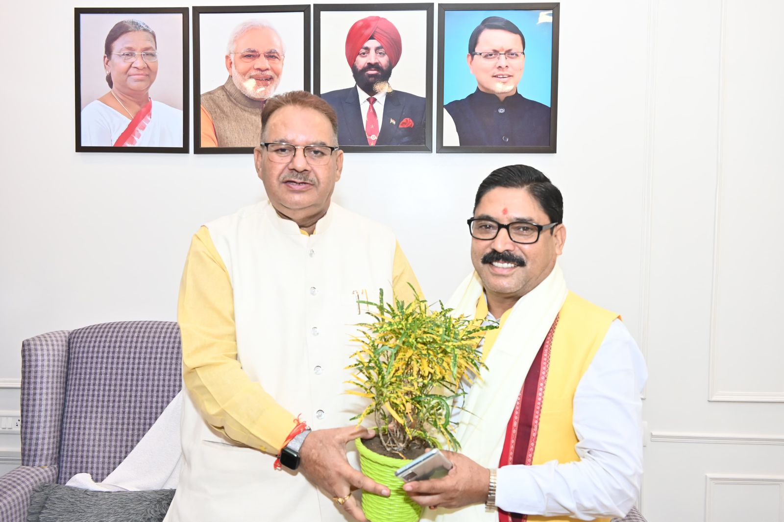 कैबिनेट मंत्री गणेश जोशी ने नव नियुक्त दायित्वधारी ज्योति प्रसाद गैरोला और कैलाश पंत को नई जिम्मेदारी मिलने पर दी बधाई