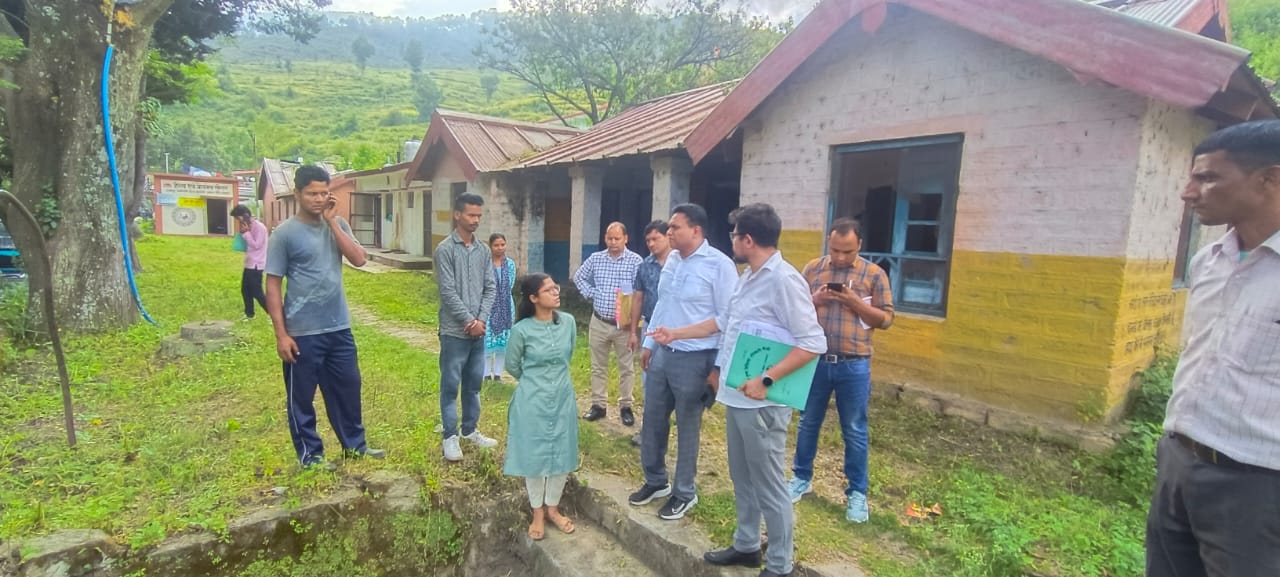 स्वास्थ्य सचिव डॉ आर राजेश कुमार ने आज परखी पौड़ी जनपद में स्वास्थ्य सुविधाओं की जमीनी हकीकत, खामियों पर लगाई अधिकारियों को फटकार