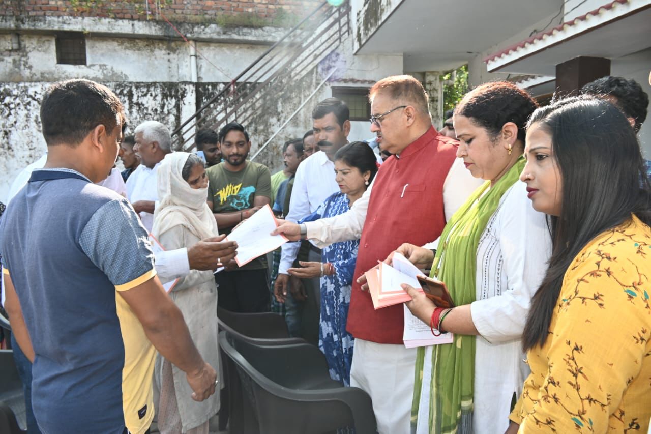 बीजेपी द्वारा आयोजित मलिन बस्ती संपर्क अभियान कार्यक्रम में प्रतिभाग करते कैबिनेट मंत्री गणेश जोशी