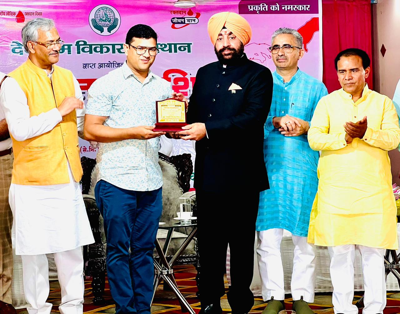 मेगा रक्तदान शिविर में राज्यपाल द्वारा सम्मानित हुए एडवोकेट ललित जोशी