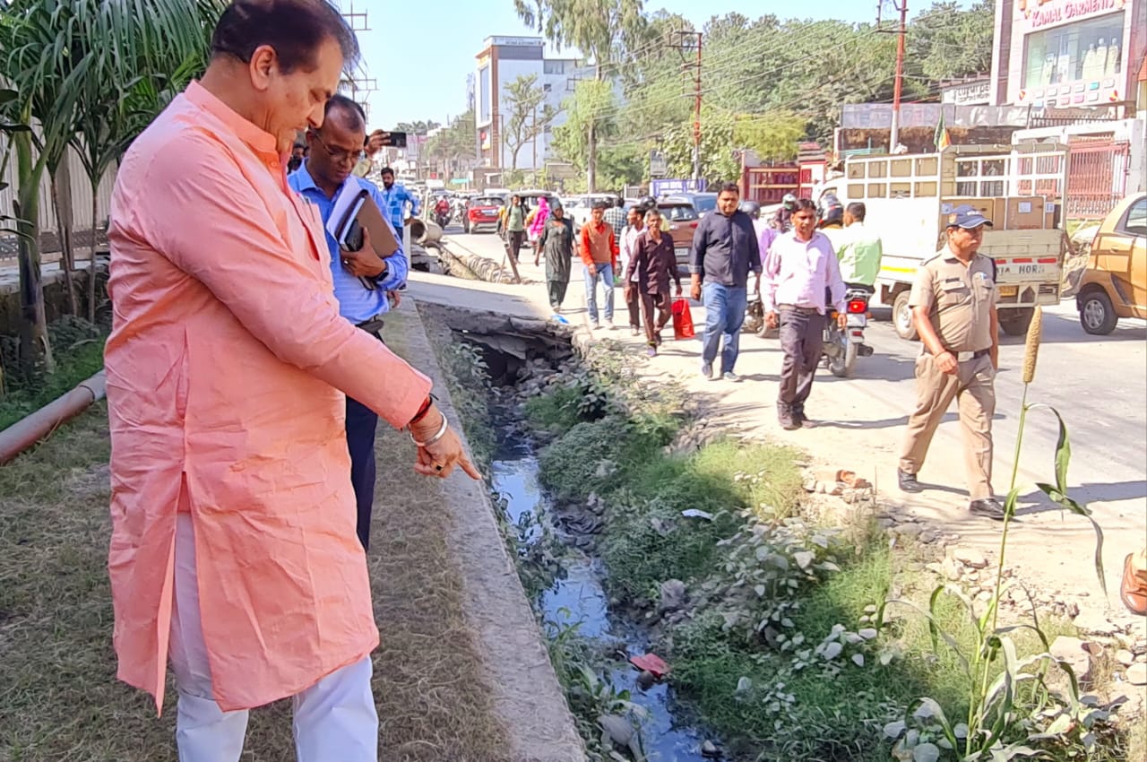 कैबिनेट मंत्री डॉ प्रेमचंद अग्रवाल ने किया रिस्पना पुल के समीप किए जा रहे कार्यो का निरीक्षण