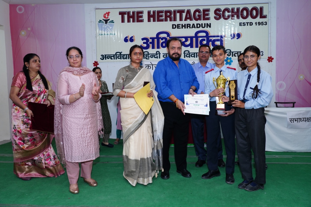 अंतर्विद्यालय हिन्दी वाद विवाद प्रतियोगिता का विजेता बना द हैरिटेज स्कूल 