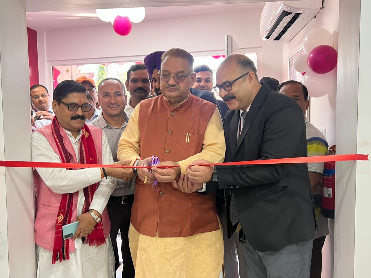 हाथीबड़कला में एक्सिस बैंक की नई शाखा का उद्घाटन करते कैबिनेट मंत्री गणेश जोशी