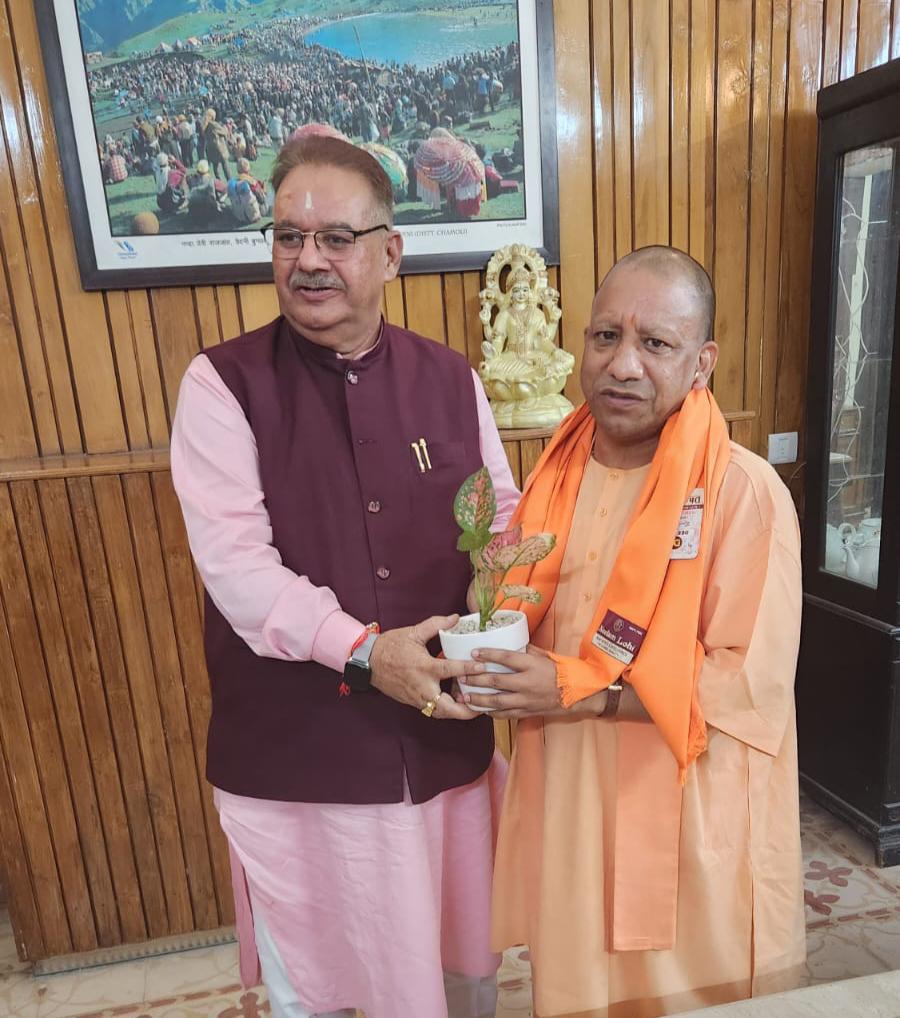 उत्तराखण्ड पहुंचने पर मंत्री गणेश जोशी ने मुख्यमंत्री योगी आदित्यनाथ का किया स्वागत