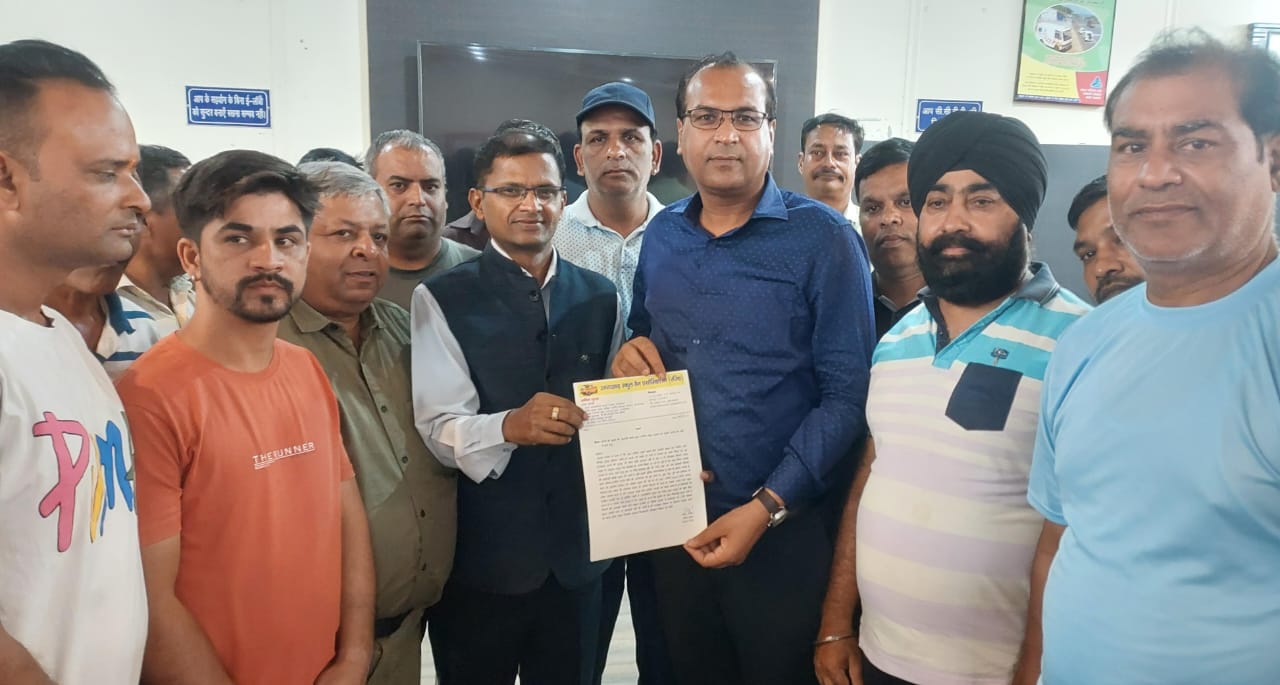 उत्तराखण्ड स्कूल वैन एसोसिएशन ने संभागीय परिवहन अधिकारी से की मुलाकात
