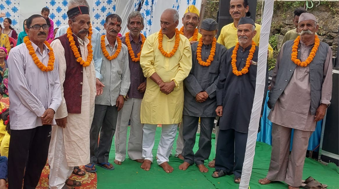 राजकीय प्राथमिक विद्यालय रिखोली की हीरक जयंती के अवसर पर 80 वर्ष पूर्व छात्र हुए सम्मानित