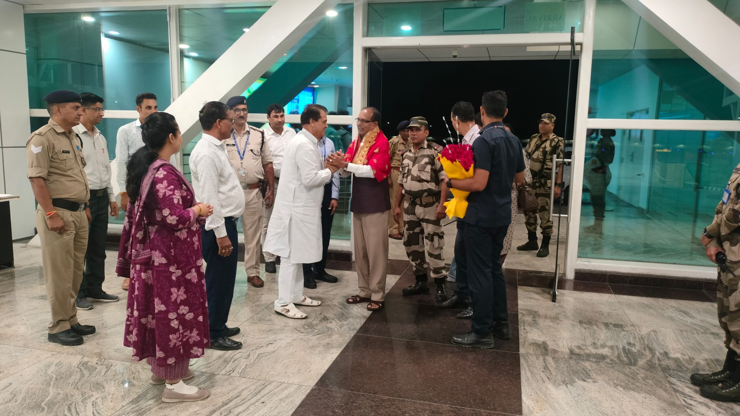 जॉली ग्रांट एयरपोर्ट पर मध्य प्रदेश के मुख्यमंत्री शिवराज सिंह चौहान का राज्य सरकार की ओर से स्वागत किया