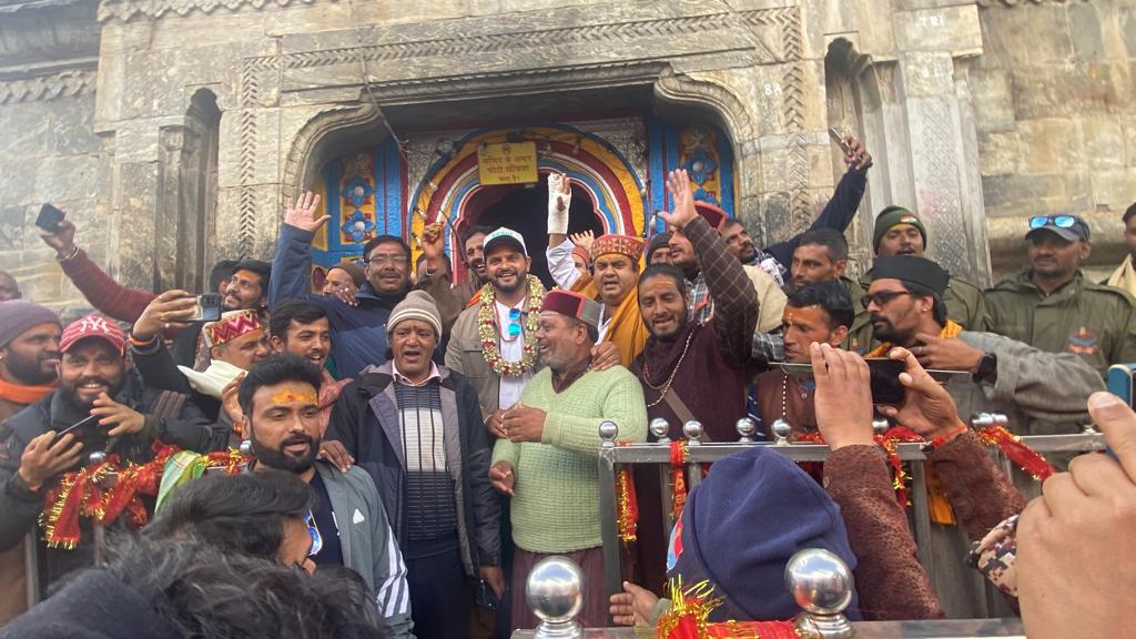 भगवान बदरीविशाल एवं श्री केदारनाथ दर्शन को पहुंचे प्रसिद्ध क्रिकेटर सुरेश रैना