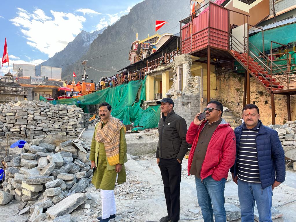 श्री बदरीनाथ- केदारनाथ मंदिर समिति अध्यक्ष अजेंद्र अजय ने श्री बदरीनाथ धाम में यात्रा व्यवस्थाओं का जायजा लिया