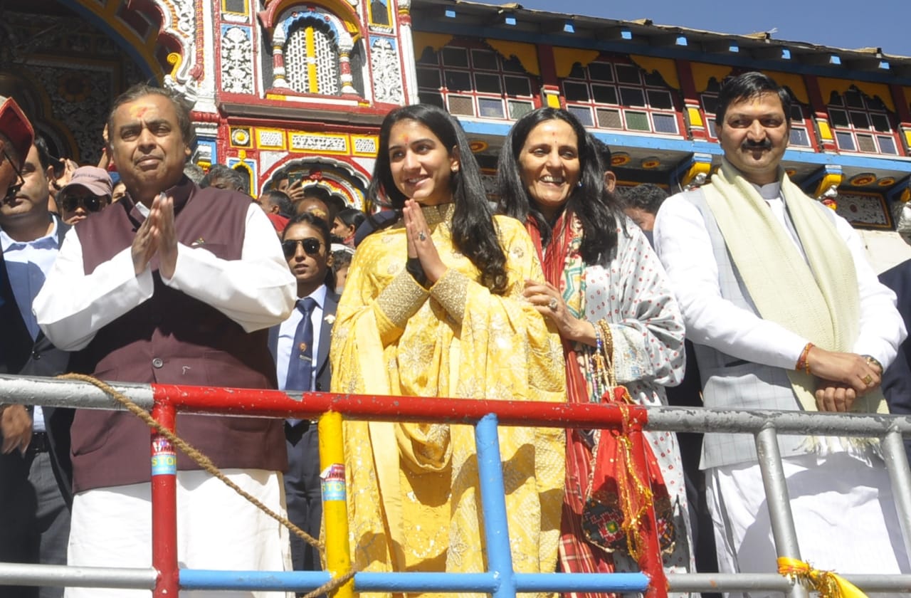 रिलायंस इंडस्ट्रीज लिमिटेड के प्रमुख व देश के प्रसिद्ध उद्योगपति मुकेश अंबानी ने आज श्री बदरीनाथ धाम की यात्रा की