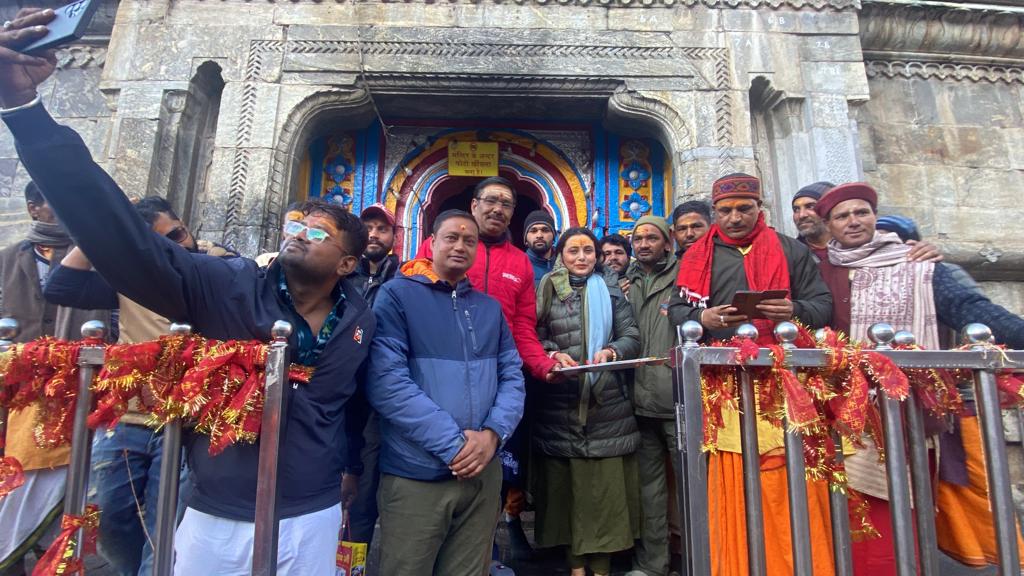 श्री बदरीनाथ धाम दर्शन को पहुंची फिल्म अभिनेत्री रानी मुखर्जी