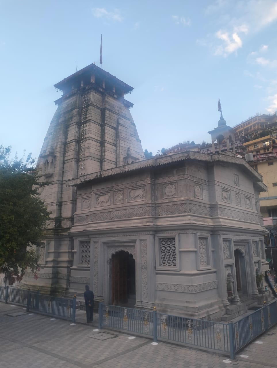 श्री नृसिंह भगवान के दर्शन करने जोशीमठ पहुंचे एयर चीफ मार्शल वीआर चौधरी