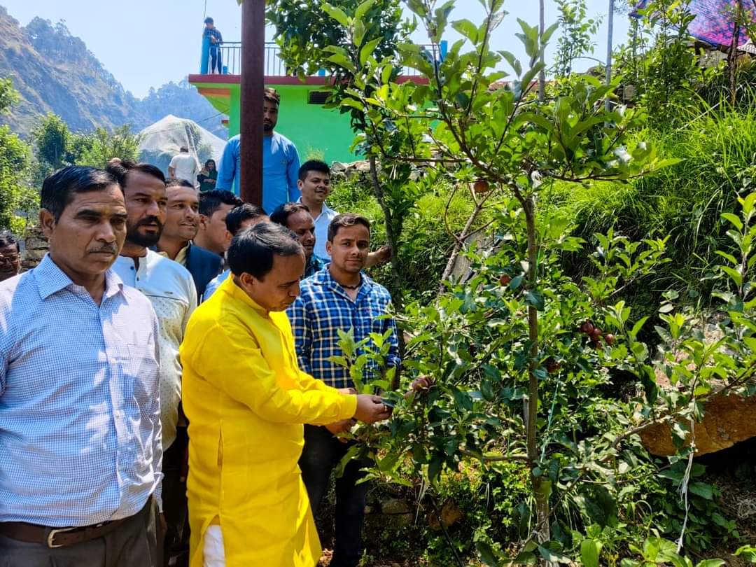 उत्तराखंड के किसान हिमाचल और गुजरात  से सेब कीवी  पर्वतीय फलों  कृषि डेयरी ओर डेयरी उत्पादों  का करेंगे अध्ययन