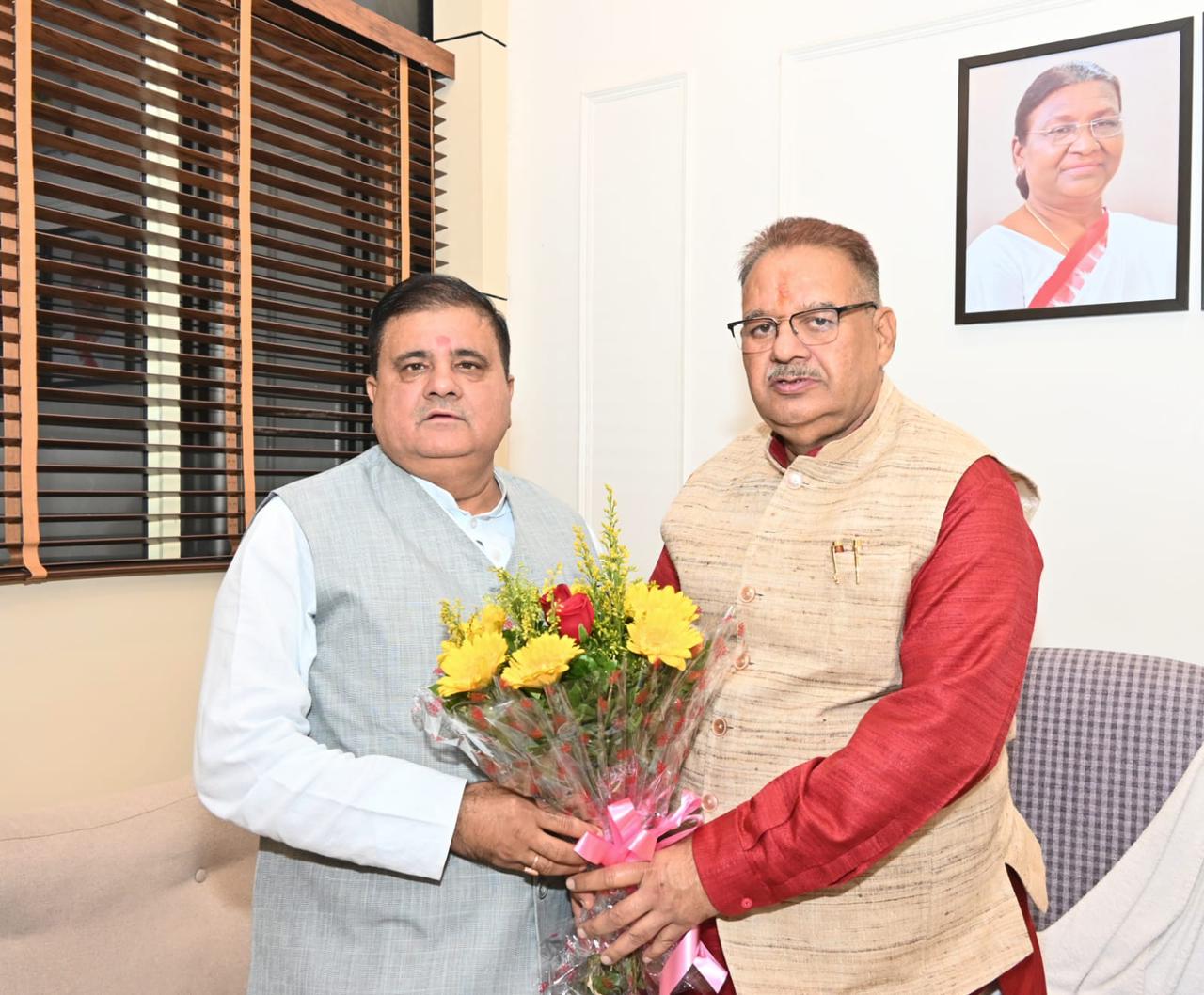 पीएम की रैली की सफलता पर कैबिनेट मंत्री गणेश जोशी को बधाई देते भाजपा प्रदेश अध्यक्ष महेंद्र भट्ट