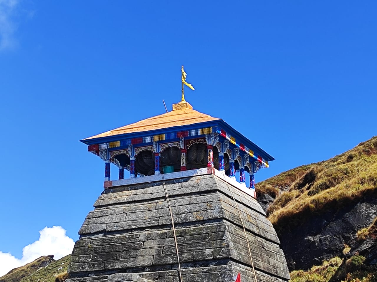 बर्फबारी के बीच तृतीय केदार श्री तुंगनाथ मंदिर कलश स्थापना तथा छतरी जीर्णोद्धार का कार्य संपन्न हुआ