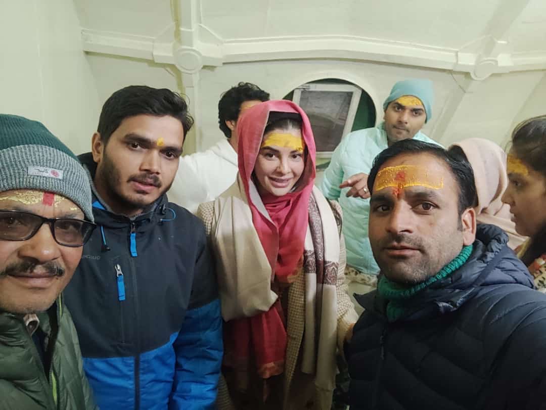 बर्फबारी के बीच भगवान केदारनाथ के दर्शन को पहुंची फिल्म अभिनेत्री जैकलिन फर्नांडीस