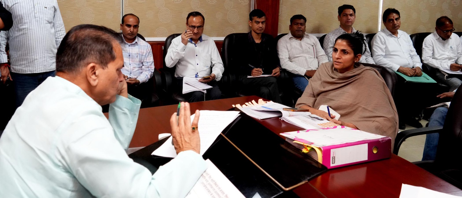 स्मार्ट सिटी के तहत चल रहे विकास कार्यों की समीक्षा करते हुए शहरी विकास मंत्री डॉ. प्रेम चन्द अग्रवाल