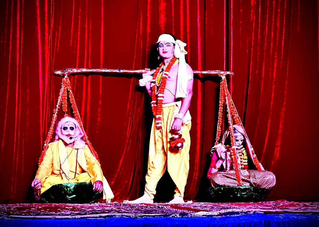 मातृ-पितृ भक्त श्रवण कुमार नाटक का दृश्य देखकर दर्शक हुए भावुक