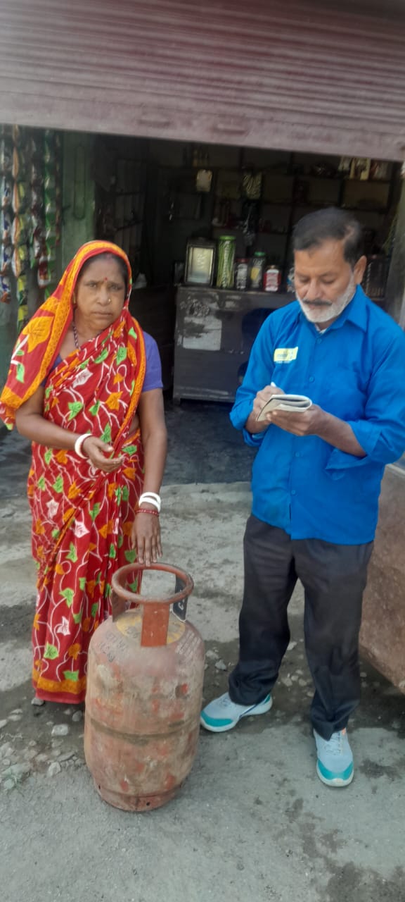 दिनेशपुर एवं आस-पास के ग्रामीण भारत गैस उपभोक्ताओं को मिल रही है सुचारू रूप से गैस की होम डिलीवरी