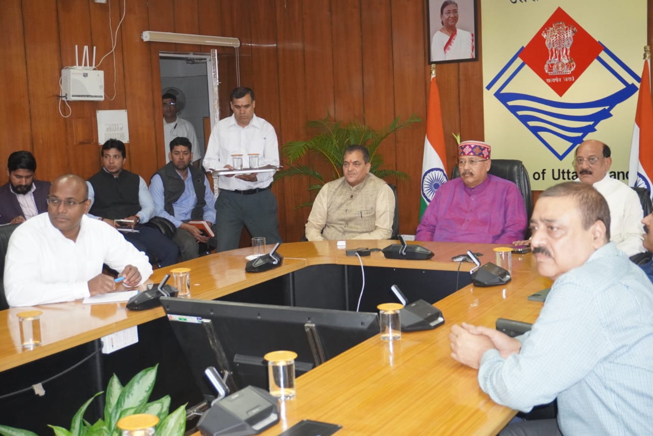 इनवेस्टर समिट की तैयारियों को लेकर विभिन्न शहरों में होने वाले घरेलू रोड शो के लिए आज सचिवालय में तीन कैबिनेट मंत्रियों को विभागीय अधिकारियों ने ब्रीफिंग दी