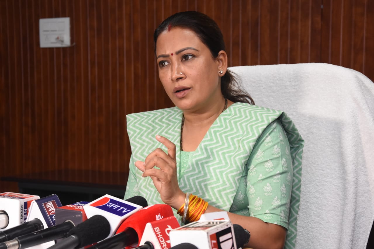 कैबिनेट मंत्री रेखा आर्या ने महिला सशक्तिकरण और महिला कल्याण विभाग के अधिकारियों के साथ ली बैठक, दिए अहम दिशा निर्देश