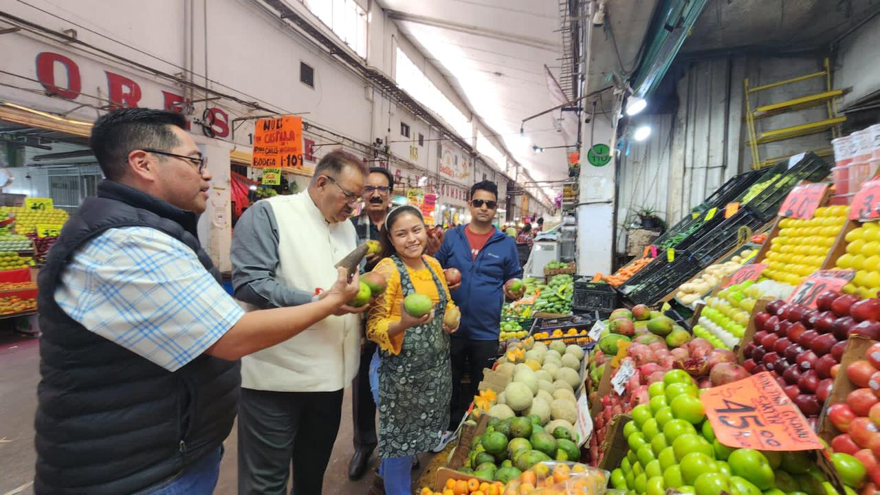मेक्सिको में विश्व की सबसे बड़ी मंडी में से एक सेंट्रल दा ऐबसटा का भ्रमण करते कृषि मंत्री गणेश जोशी